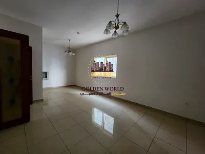 شقة غرفتين وصالة في المجاز 3 الشارقة. تكييف مجاني، بلكونة، حمامين، غرفة ماستر، خزائن، جيم. موقع مميز قريب من الخدمات وسهل الوصول لدبي. السعر 55,000 سن