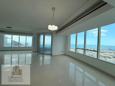 للبيع شقة في امارة الشارقة في منطقة المجاز 3  الشقة من 3 غرف نوم ماستر وصالة كبيرة بإطلالة بانورامية على بحر الخان وبلكونة