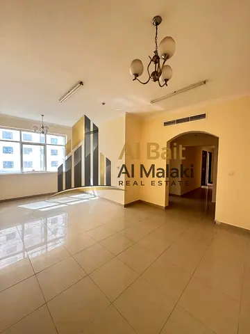 شقة غرفتين وصالة للإيجار في الشارقة – إطلالة مفتوحة وموقع حيوي قريب من جميع الخدمات