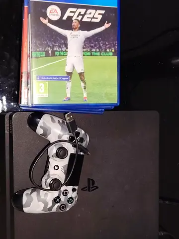 Ps4 in excellent condition with 6 CD games and 1 controller and 1 TB.