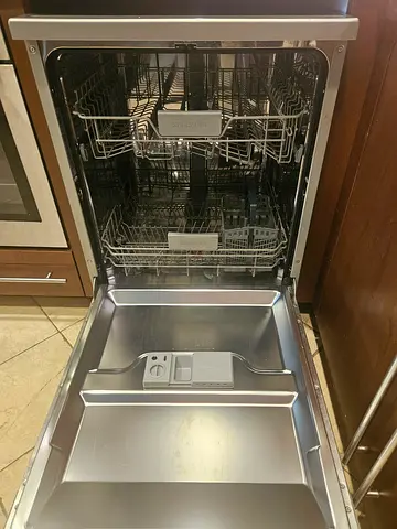 Samsung dishwasher, 5 years old ,excellent condition, H 85 W 60D 60
Instructions included