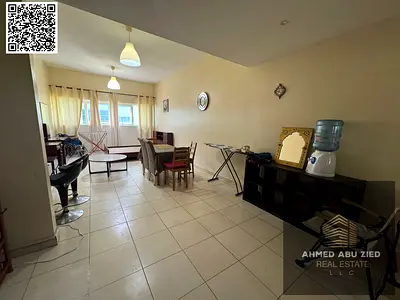 استديو بمساحة واسعة جدًا، مفروش بالكامل بتشطيب أنيق، يوفر مساحة مريحة للسكن ومناسب للأفراد أو الأزواج. يحتوي على حمام ومطبخ مجهز بالكامل مع خزائن حائط