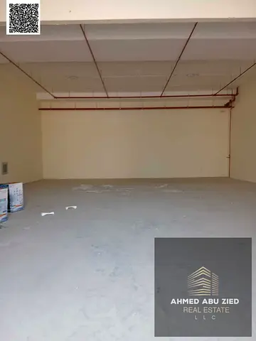 موقع استراتيجي مستودع قريب من مداخل الشارقة ودبي _يجصلح لجميع الانشطة التجارية والصناعية _صيانة كاملة علي المالك طول فترة الايجار _السعر الافضل