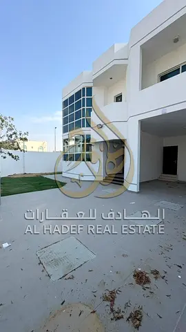 فرصة ذهبية للسكن الراقي — فيلا مجددة بالكامل زاوية في العزرة بمساحة كبيرة، فرصة مش هتتعوض