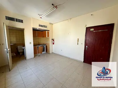 بالشارقة – استوديو بمساحة كبيرة للإيجار في البوطينة، تكييف وغاز مركزي، تصميم عملي ومريح، الإيجار 16,000 درهم على 4 دفعات