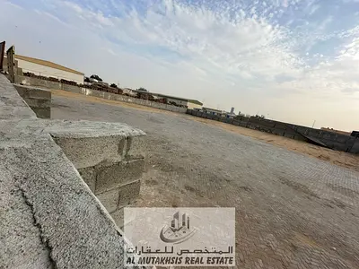 للايجار ارض 40,000 قدم في الصجعه صناعيه الشارقه
