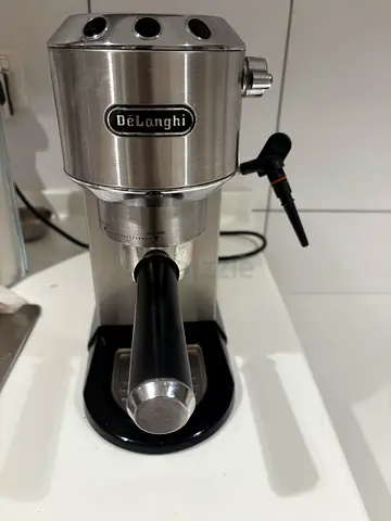 Delonghi Coffee Machine with descaling solution plus illy coffee beans