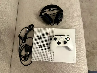 Xbox One S Bundle – Controller + Headset + Games – Excellent Condition