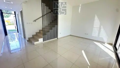 تاون هاوس للإيجار  تاون هاوس متاح للإيجار عدد 2 غرفة نوم تصميم عملي ومناسب للعائلات الصغيرة
