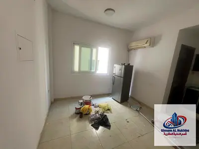 بدون رسوم إدارية – استوديو واسع في البوطينة على شارع الشيخ سلطان القاسمي، تشطيب راقي وموقع حيوي، 16,500 درهم على 4 أو 6 دفعات