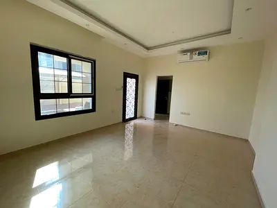 للإيجار السنوي – فيلا فاخرة في حوشي، الشارقة.. 🛏 4 غرف ماستر  🛋 صالة واسعة  🕌 مجلس فاخر  🧹 غرفة خادمة  🌳 حوش واسع للراحة والأنشطة العائلية  🚗 با