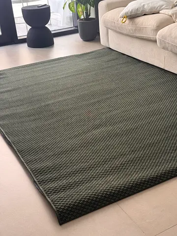 Brand new 160x230 green textured rug - excellent condition
