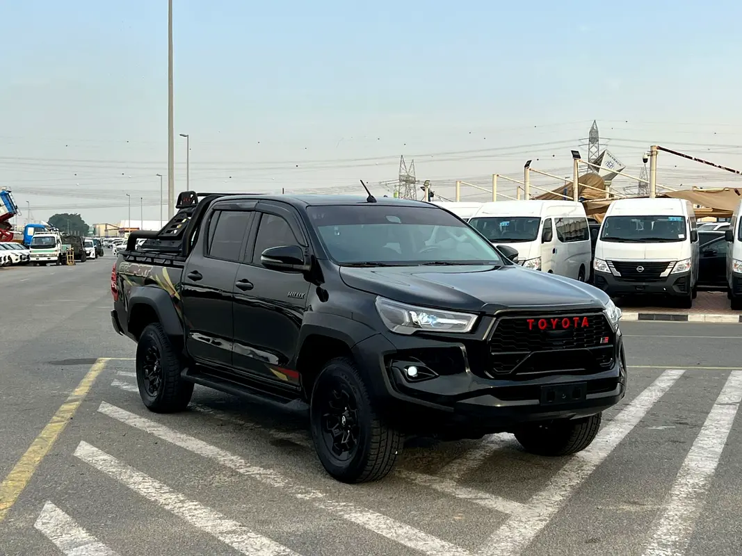 Toyota Hilux 2021 — photo 1 of 19