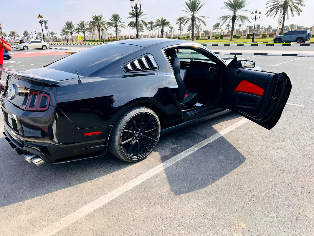 Ford Mustang 2011 — photo 1 of 10