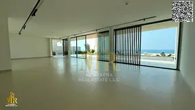 A villa with personal finishes, including electricity, water and air conditioning, located on a main