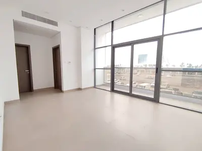 مبنى جديد كلياً: شقة فاخرة بغرفة نوم واحدة: إطلالة على البحر: شرفة: تكييف مركزي: موقع مميز: مناسب للعائلات: