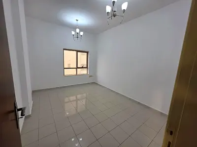 فرصة مميزة للسكن الراقي على كورنيش عجمان مباشرة، شقة فاخرة ثلاث غرف وصالة مع ستور، بإطلالة بحرية مباشرة وتصميم عصري ومساحات كبيرة تناسب العائلات