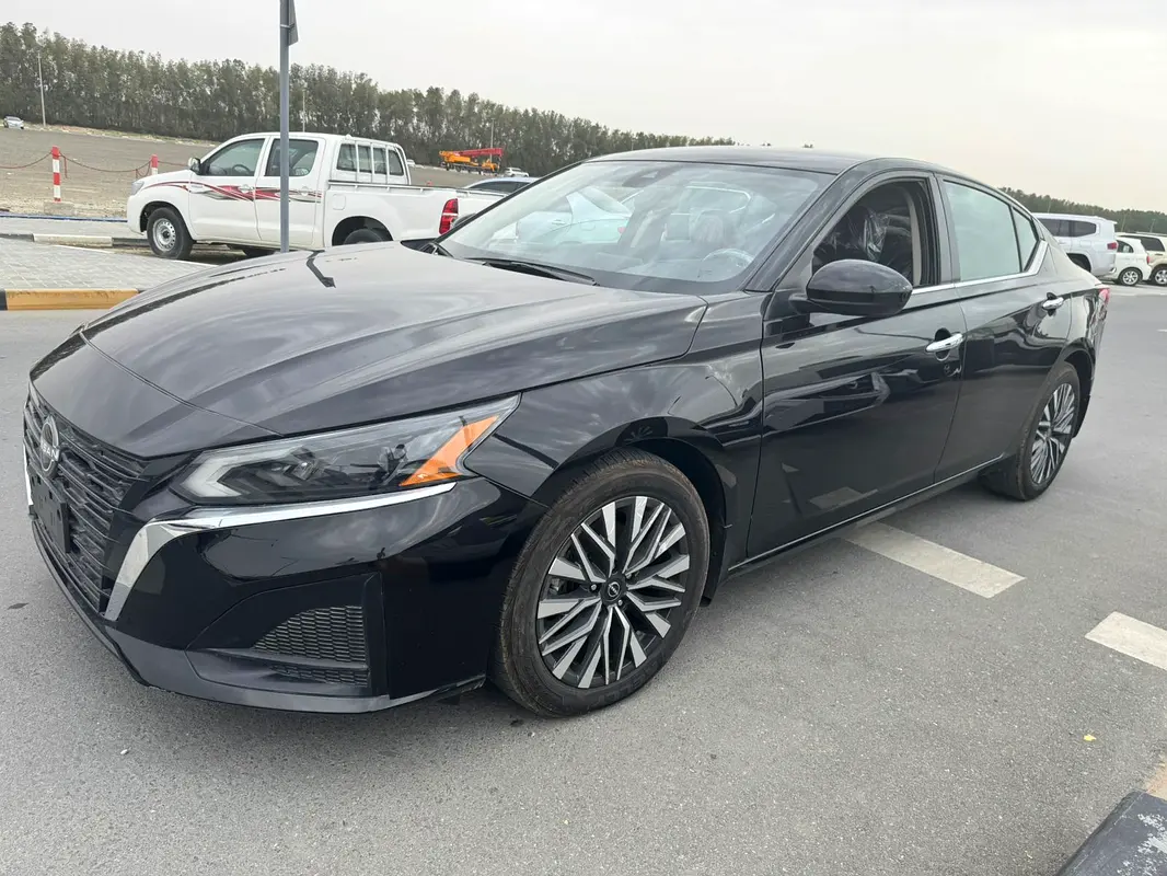 Nissan Altima 2023 — photo 1 of 15