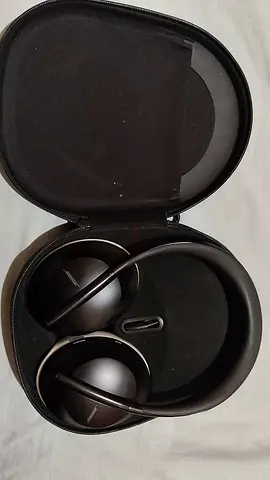 Bose Noise Cancelling Headphones in Premium Case