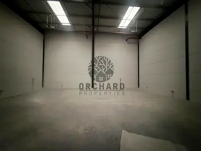 مستودع بمساحة 2000 قدم مربع / للتخزين فقط / كهرباء عادية / معايير الارتفاع / الإيجار 110,000 درهم [المنطقة الصناعية 18، ​​الشارقة]