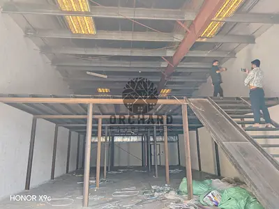 3400 قدم مربع مع طابق نصفي / مناسب للتخزين / موقع مطل على الطريق / مساحة كافية لمنطقة التحميل والتفريغ / الإيجار 135000 درهم / المنطقة الصناعية 18 (ال