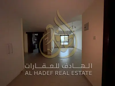 ✨ للإيجار في الشارقة – منطقة الممزر ✨ 🔥 فرصة مميزة للسكن العائلي في موقع استراتيجي قريب من دبي 💖، متاح الآن شقة غرفتين وصالة سنوي 🛏️🛋️، بمساحات مر