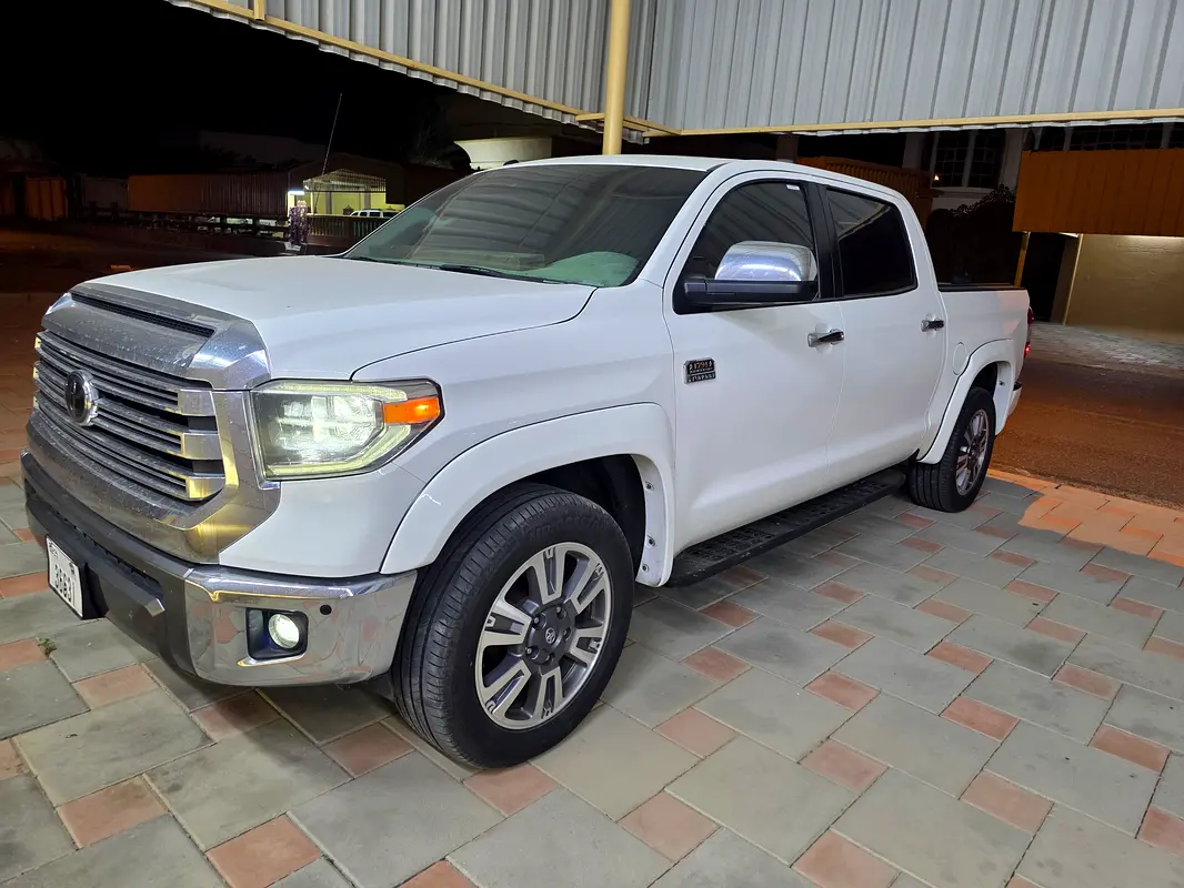 Toyota Tundra 2018 — photo 1 of 3