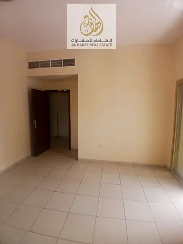 شقة غرفتين وصالة للإيجار في الشارقة المريجة بموقع حيوي قريب من الخدمات ومساحات مريحة مناسبة للعائلات