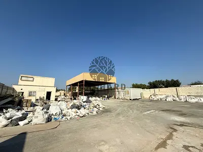 ساحة مفتوحة بمساحة 20000 قدم مربع مع سقيفة وأرضية متداخلة/كهرباء عالية/الإيجار 300000 درهم إماراتي