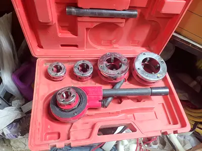 Handheld Pipe Threading Die Set with Ratchet - Used