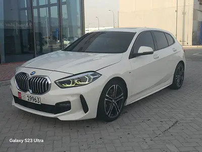 BMW 120i MKIT GCC 2022 تحت الضمان وعقد صيانه