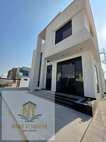 للبيع فيلا مستقلة في منطقة الحوشي، تتميز بتصميم واسع وتشطيب راقٍ وموقع هادئ مناسب للعائلات. تتكون من خمس غرف نوم ماستر مع غرف ملابس (دريسنج)، وصالة كب