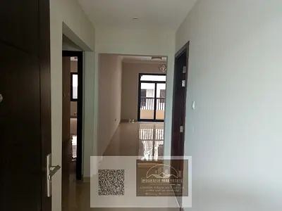 شقة واسعة حديثة التشطيب مناسبة للسكن المريح