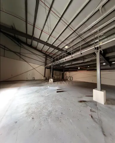 مساحة 5129 قدم مربع مع طابق نصفي / مناسبة للتخزين / موقع مطل على الطريق / مساحة كافية لمنطقة التحميل والتفريغ / الإيجار 220,000 درهم / المنطقة الصناع