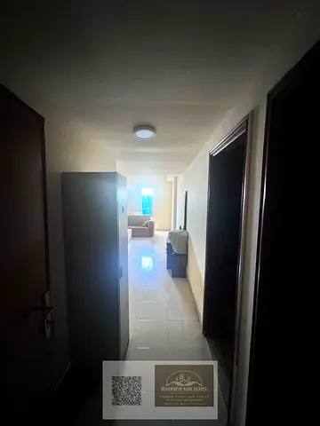 شقة غرفة وصالة مع بلكونة بمساحة ممتازة للإيجار في الروضة 1 – فرصة لا تعوّض!