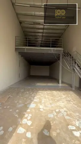 مستودع مع ميزانين للإيجار في عجمان، مساحة 3,240 قدم²، كهرباء 3 فاز (14.4-16 KW)، السعر 140,000 درهم سنوي