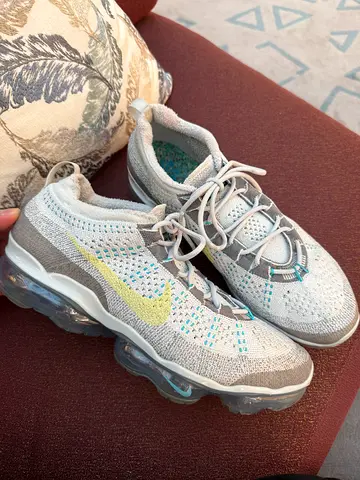 Shoes nike size 43 like new use only 2 time very beautiful