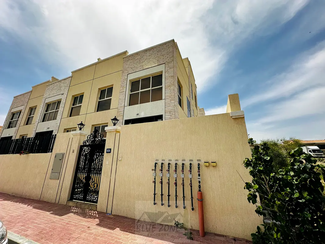 Brand new villa / specious rooms / all master / covered parking / swimming pool / Awy from flight path