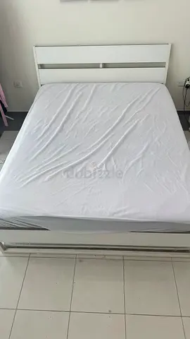 Queen bed good condition