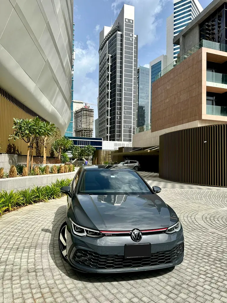 Volkswagen Golf 2024 — photo 1 of 6