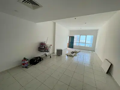 اطلالة بحرية شقة 3 غرف وصالة بلكونة غرفة خادمة باركن مجاناً تسهيلات في السداد موقع مميز سهل المخرج علي دبي