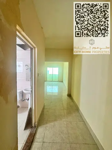 شقة غرفة وصالة للإيجار السنوي في المويهات 3 عجمان بمساحة جيدة وتشطيب نظيف تكييف سبليت + بلكونة + موقع مميز قريب من مخرج دبي والشارقة سعر مميز 28,000 د