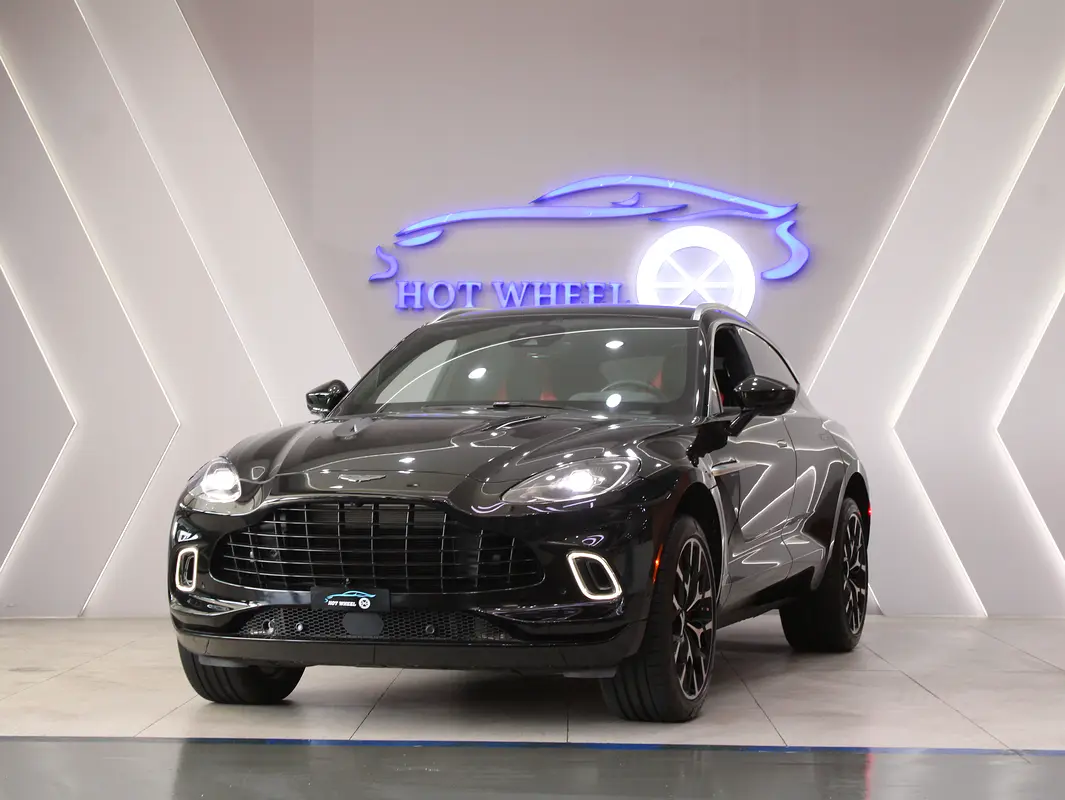 Aston Martin DBX 2022 — photo 1 of 18
