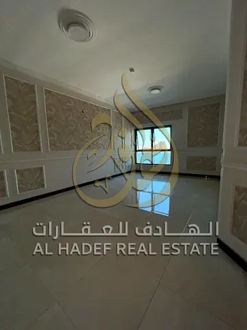 🌊 إطلالة بحرية مباشرة من جميع أنحاء الشقة | 🚗 باركن مجاني | 🛠️ صيانة مجانية