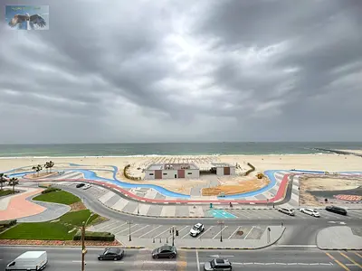 شقة 3 غرف وصالة للإيجار السنوي في كورنيش عجمان، أول صف من الكورنيش بجوار فندق رمادا وقريبة من دور السفينة وفيرونة مول، مساحة واسعة وإطلالة كاملة