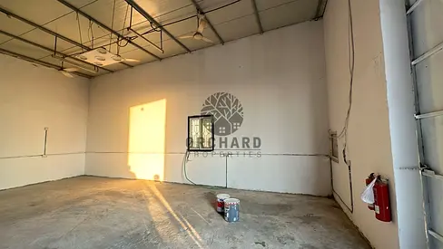 مستودع بمساحة 1200 قدم مربع / على الطريق الرئيسي / مناسب لجميع الأنشطة / الإيجار 85000 درهم