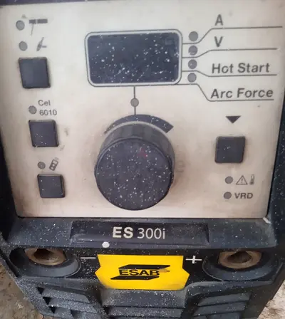 ES 300I WELDING MACHINE