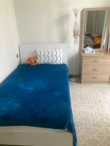 Single bedroom bed + make up station