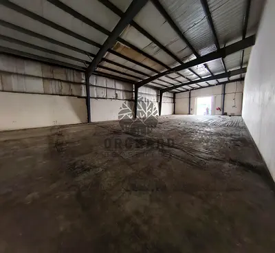 مستودع بمساحة 4000 قدم مربع بارتفاع قياسي/موقع مطل على الطريق/للتخزين فقط/الإيجار 160,000 درهم/منطقة تحميل وتفريغ كبيرة/منطقة صناعية 18- طريق مليحة