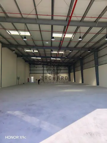 مستودع بمساحة 8000 قدم مربع / موقع مواجه للطريق / ارتفاع 9 أمتار / إيجار 350,000 درهم إماراتي / المنطقة الصناعية 10 [الشارقة]